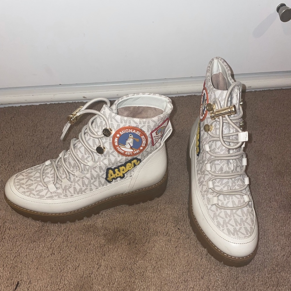 Woman’s Michael kors snow boots size 7